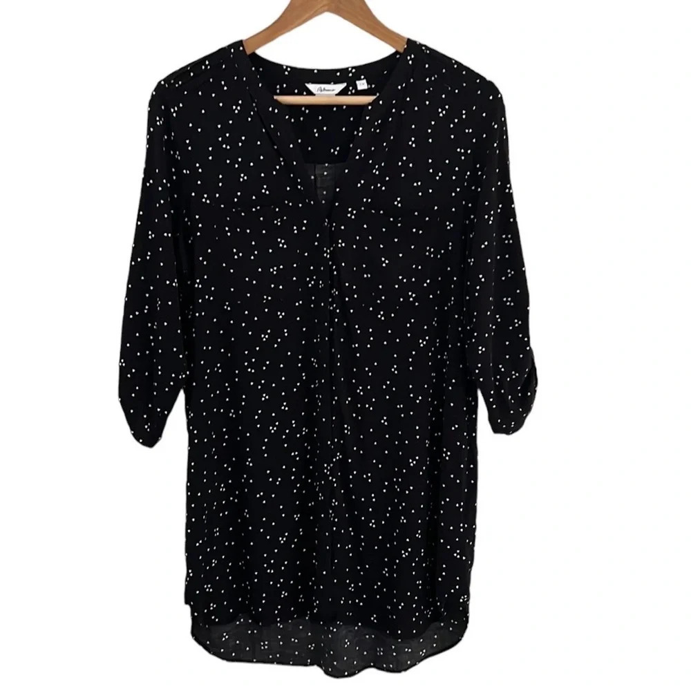 Reitmans women’s button down tunic blouse. Black and white heart pattern. EUC. L